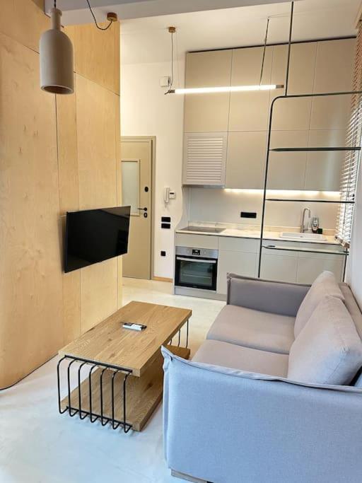 Yvonne Center By Thesbnb Salonic