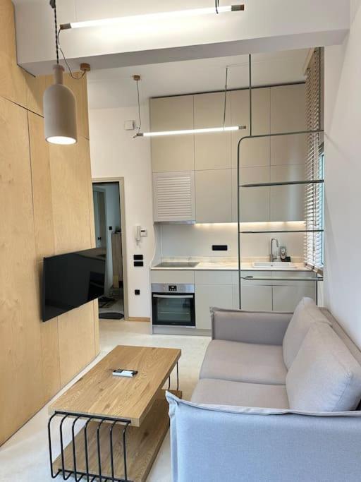 Yvonne Center By Thesbnb Apartament